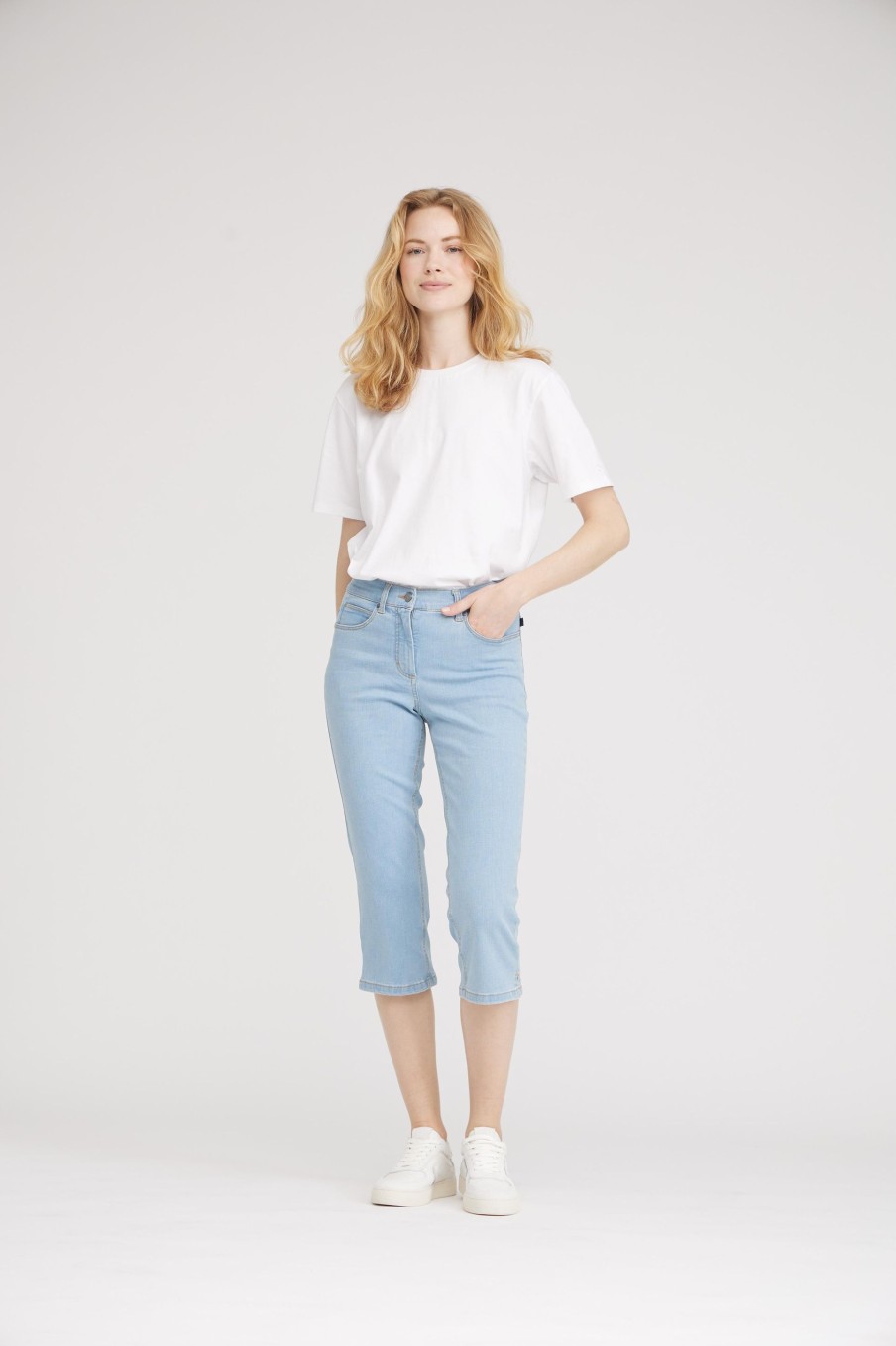 Silhouette Laurie | Charlotte Regular Capri Medium Length - Light Blue Denim